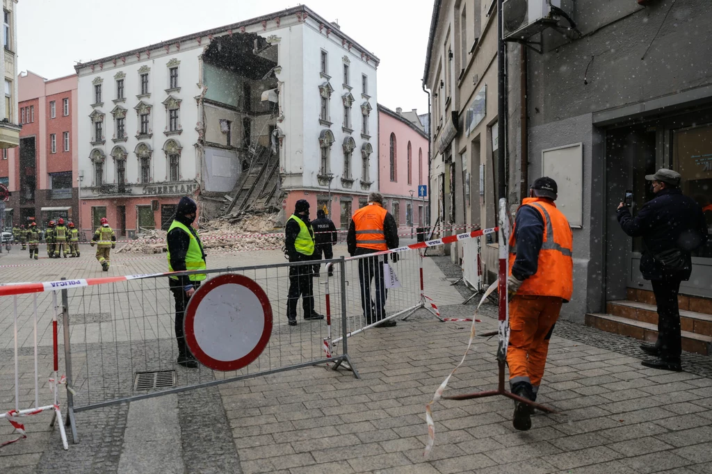 W czteropiętrowym budynku trwały prace remontowe, ale pracownicy firmy budowlanej zdążyli w porę uciec. Nie ma informacji, by ktoś mógł być pod gruzami. Działania na miejscu prowadziło osiem zastępów straży pożarnej.