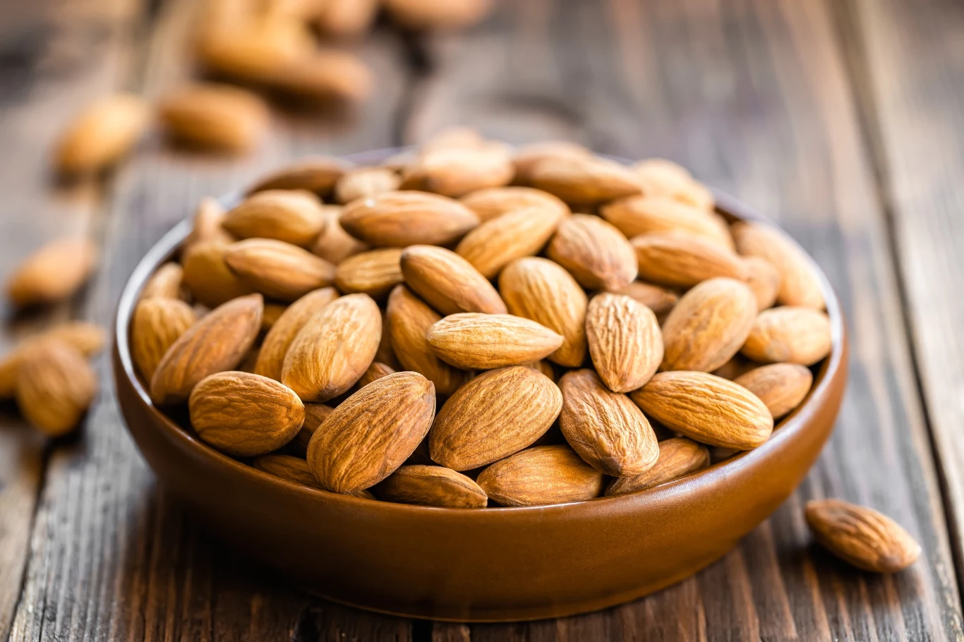 Nieodłącznym elementem diety rozrzedzającej krew są kwasy omega-3. Oprócz działania przeciwzakrzepowego, kwasy te pomagają również utrzymywać zdrową równowagę między „złym” a „dobrym” cholesterolem. Najbogatszym źródłem kwasów omega-3 są oczywiście tłuste ryby morskie (łosoś, makrela, sardynki), a także orzechy włoskie, migdały czy nasiona lnu. Ze względu na podobne antyzakrzepowe działanie aspiryny, przy równoczesnym stosowaniu tego leku, należy zachować szczególną ostrożność przy komponowaniu diety.