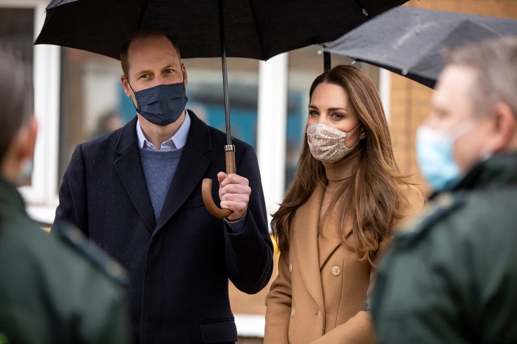 Jednak przez cały czas wizyty było widać, jak bardzo są spięci. Zwłaszcza Kate nie mogła ukryć smutnego spojrzenia... Jednak przez cały czas wizyty było widać, jak bardzo są spięci. Zwłaszcza Kate nie mogła ukryć smutnego spojrzenia...