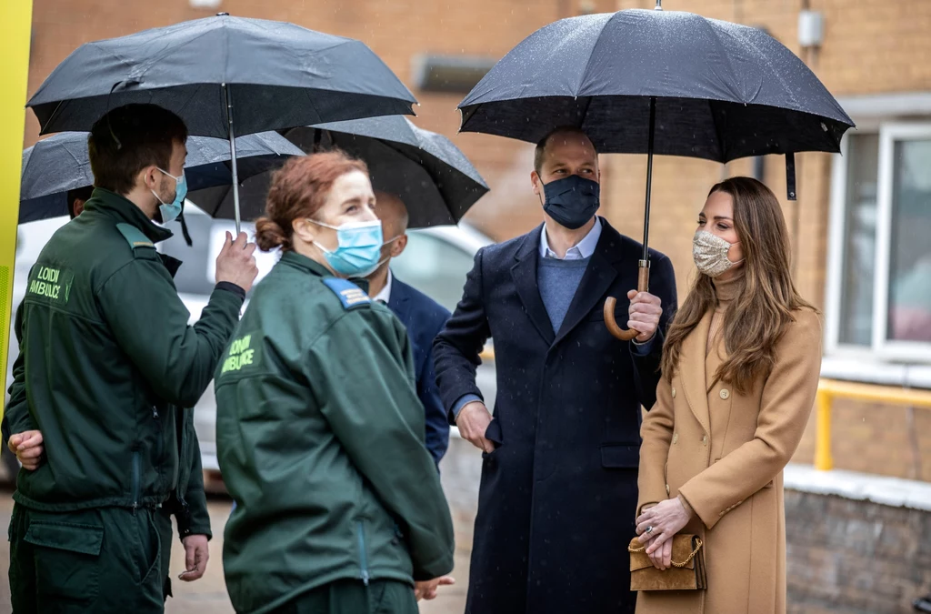William i Kate rozmawiali z ratownikami medycznymi, wyrażali podziw i szacunek dla ich pracy. William i Kate rozmawiali z ratownikami medycznymi, wyrażali podziw i szacunek dla ich pracy.
