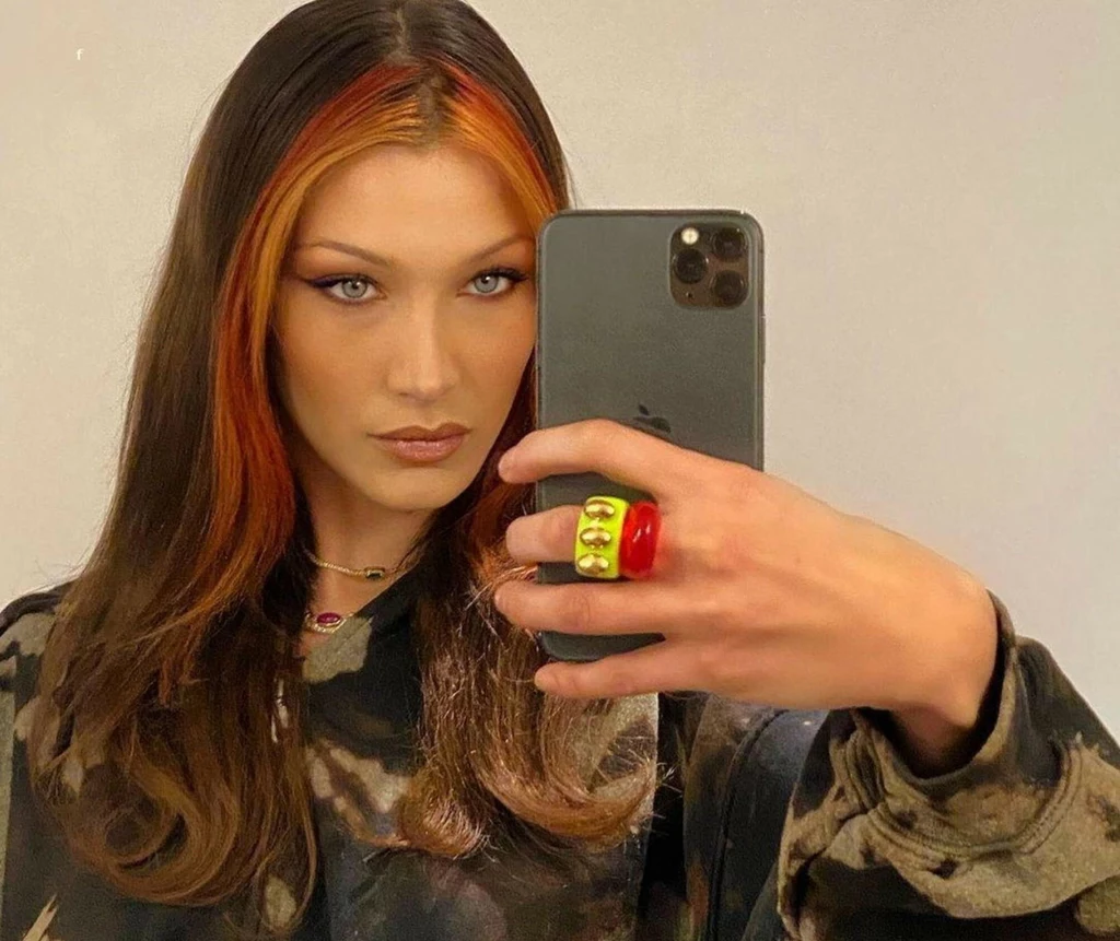 Bella Hadid jest fanką plastikowych pierścionków 