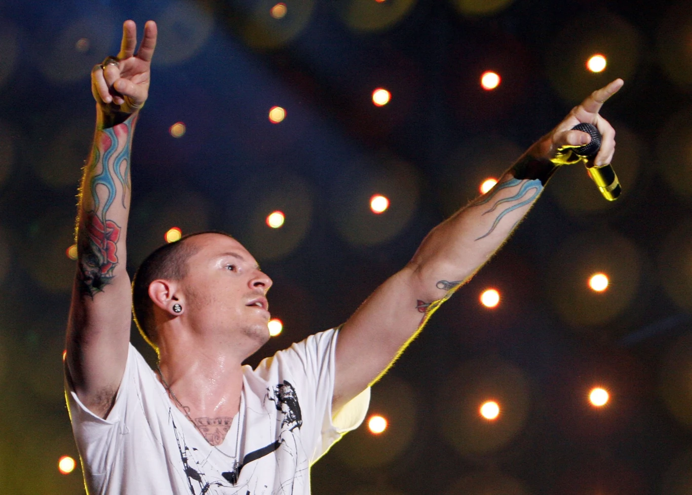 "To było kilka dni przed tym, jak mój mąż odebrał sobie życie. Myśli samobójcze tam były, ale nigdy byś nie powiedział" – napisała pod zdjęciem uśmiechniętego muzyka. "Pokazuję wam to, żebyście zobaczyli, że depresja nie ma ani twarzy, ani nastroju" - napisała żona Benningtona, po czym w kolejnym poście opublikowała nagranie ze wspólnych rodzinnych zabaw z udziałem jej męża. Nakręcone zostało 36 godzin przed jego śmiercią. 