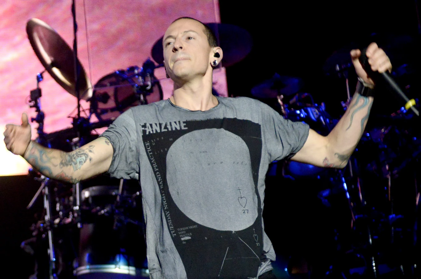 Chester Bennington w latach 2013-15 był wokalistą Stone Temple Pilots. W składzie tej formacji zastąpił Scotta Weilanda, który w grudniu 2015 r. zmarł na skutek przypadkowego przedawkowania narkotyków. Jedynym zapisem tej współpracy była zawierająca pięć utworów EP-ka "High Rise" sygnowana nazwą Stone Temple Pilots with Chester Bennington.