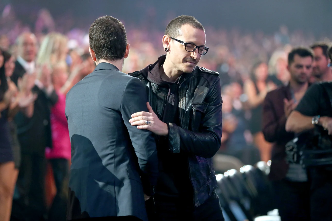 Chester Bennington od wielu lat zmagał się z depresją. W przeszłości przyznał się do myśli samobójczych. Przez bardzo długi czas wokalista walczył również z uzależnieniem od narkotyków oraz alkoholu. W 2011 roku oficjalnie potwierdził, że rzucił picie.