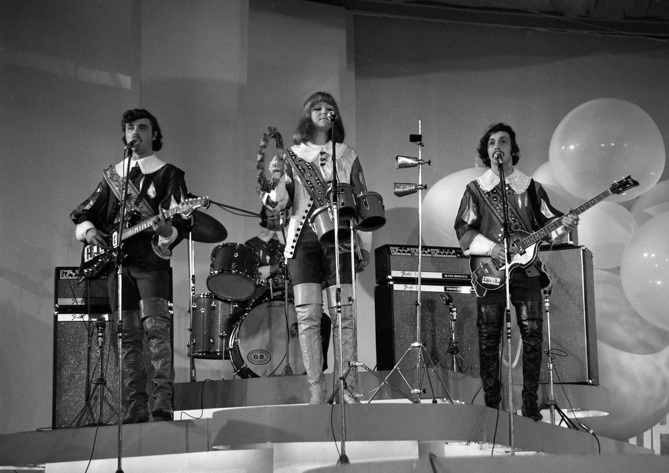 "Byłem niepoprawnym poligamistą. Zresztą jak wszyscy w tym czasie, kiedy zaczynałem być popularny" - wspominał Krawczyk. "Ból zdradzonego człowieka poczułem i zrozumiałem dopiero wtedy, gdy sam zostałem zdradzony przez drugą małżonkę, Halinę" - mówił wokalista po latach w "Super Expressie". "Żałuję, że byłem idiotą i skrzywdziłem dwie dziewczyny. Przez moją niewierność. Dlatego dla mnie największą wartością w małżeństwie jest wierność – mężczyzna musi mieć honor. Przy Ewie odzyskałem go. […] Monogamia dotarła do mnie szczęśliwie przy Ewuni" - mówił magazynowi "Gala". (PAP Life)