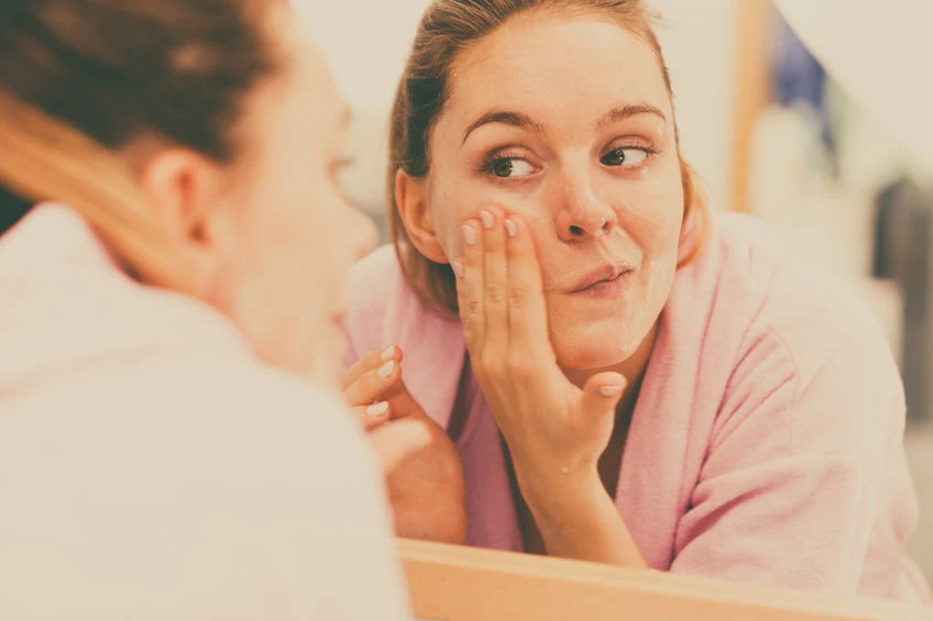 Peeling rozświetla cerę i dodaje jej kolorytu Peeling rozświetla cerę i dodaje jej kolorytu