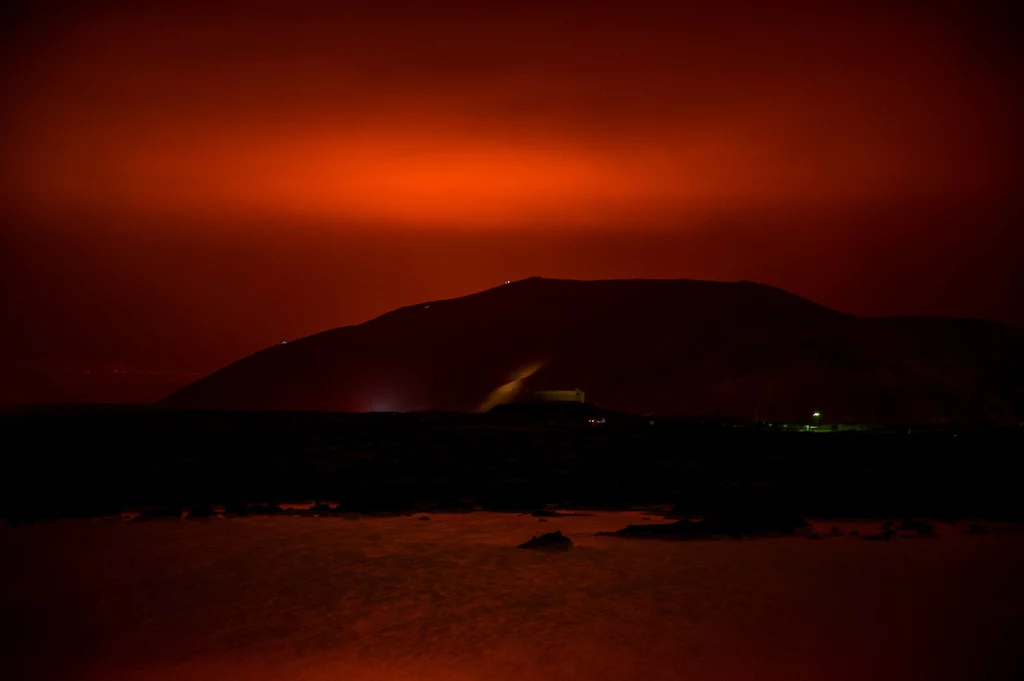 Czerwone niebo nad Islandią po erupcji wulkanu Czerwone niebo nad Islandią po erupcji wulkanu
