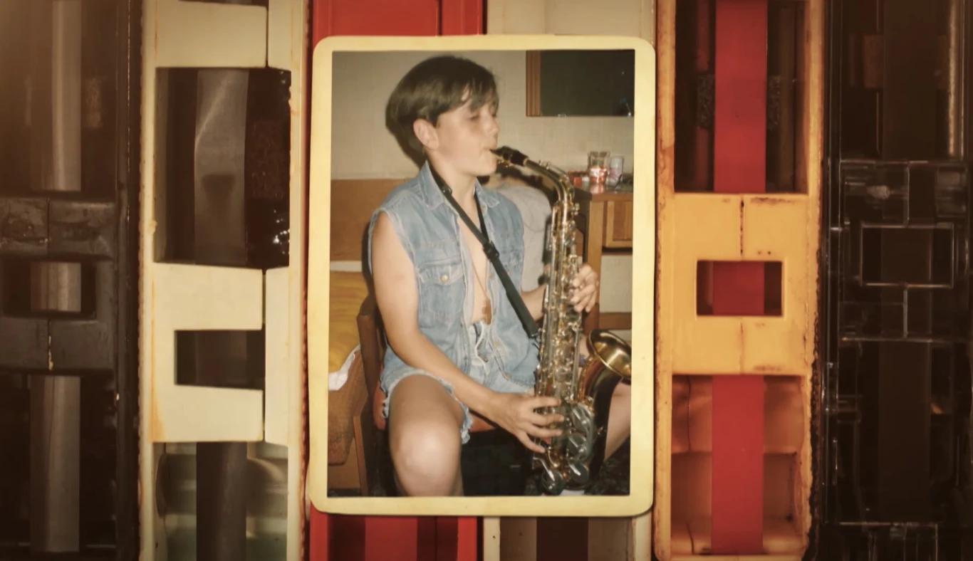 Urodzony 13 grudnia 1983 roku Aleksander Milwiw-Baron pochodzi z bardzo muzycznej rodziny. Jego ojcem jest saksofonista jazzowy Piotr Baron,a dziadkiem pisarz i doktor nauk medycznych Adam Baron. Urodzony 13 grudnia 1983 roku Aleksander Milwiw-Baron pochodzi z bardzo muzycznej rodziny. Jego ojcem jest saksofonista jazzowy Piotr Baron,a dziadkiem pisarz i doktor nauk medycznych Adam Baron.