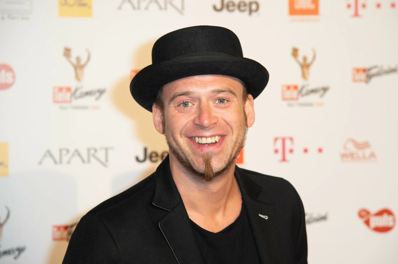 Oprócz działaniu w Afromental, Tomson dzięki swojemu głosowi stał się regularnym gościem raperów na ich płytach. Współpracował z Rasmentalismem, VNM-em, Mesem, Eldo i wieloma innymi twórcami (Czarny HiFi, Mrozu). Oprócz działaniu w Afromental, Tomson dzięki swojemu głosowi stał się regularnym gościem raperów na ich płytach. Współpracował z Rasmentalismem, VNM-em, Mesem, Eldo i wieloma innymi twórcami (Czarny HiFi, Mrozu).