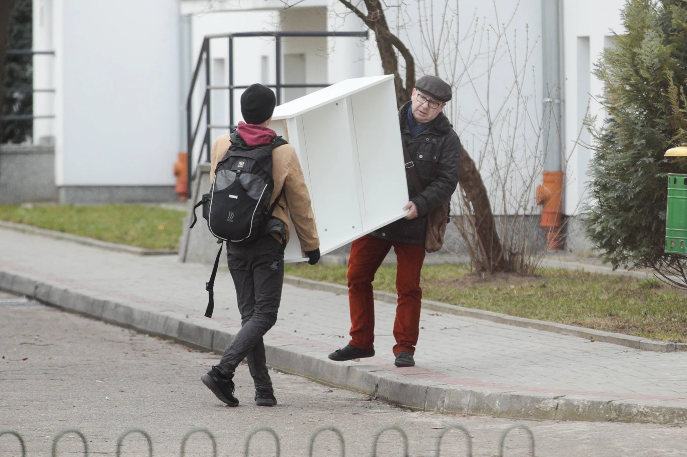 Zbyszek Zamachowski wynosi rzeczy z mieszkania Moniki Zbyszek Zamachowski wynosi rzeczy z mieszkania Moniki