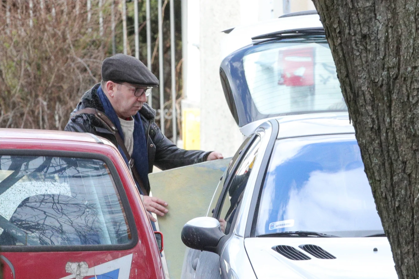 Zbyszek Zamachowski wynosi rzeczy z mieszkania Moniki Zbyszek Zamachowski wynosi rzeczy z mieszkania Moniki