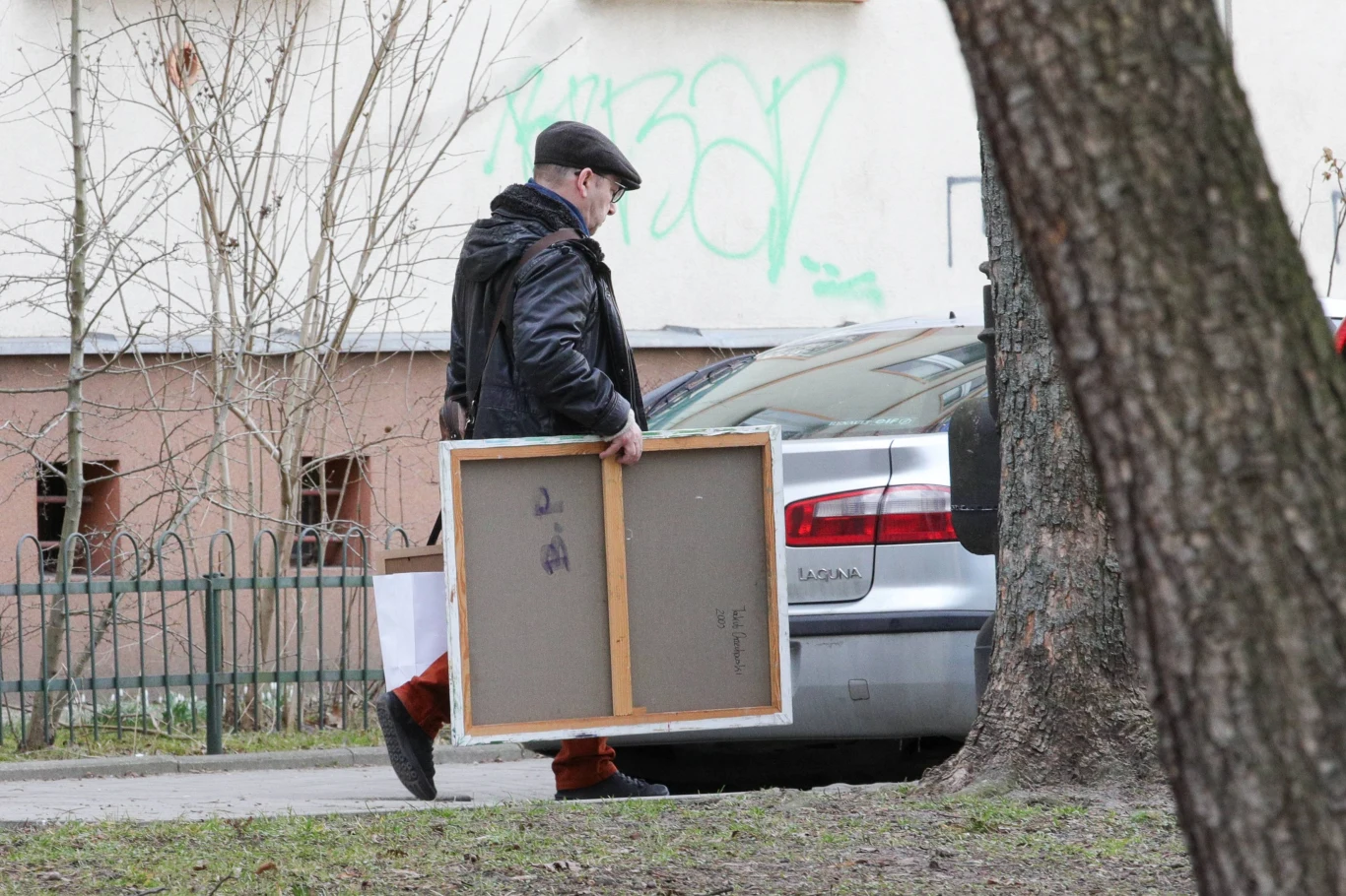 Zbyszek Zamachowski wynosi rzeczy z mieszkania Moniki Zbyszek Zamachowski wynosi rzeczy z mieszkania Moniki