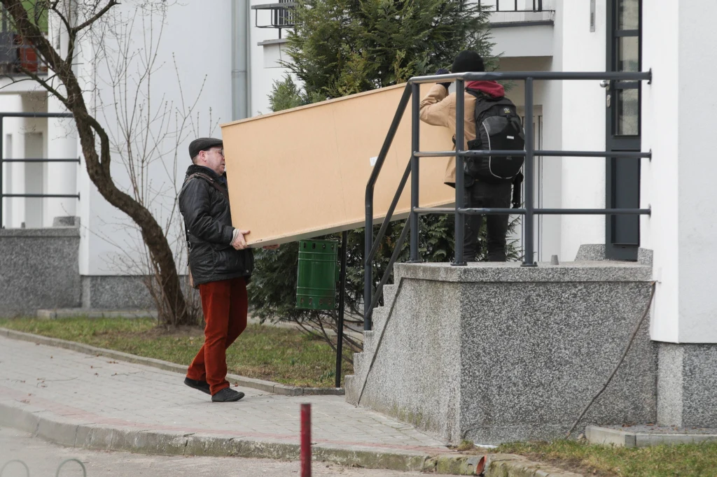 Zbyszek Zamachowski wynosi rzeczy z mieszkania Moniki