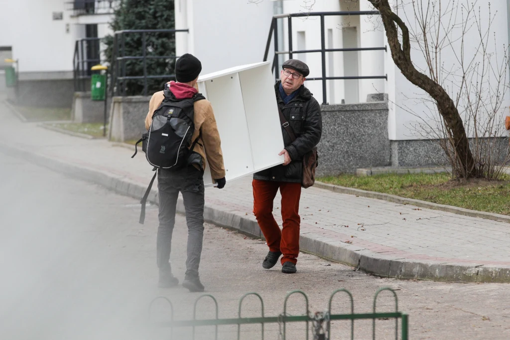 Zbyszek Zamachowski wynosi rzeczy z mieszkania Moniki