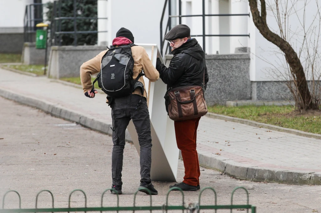 Zbyszek Zamachowski wynosi rzeczy z mieszkania Moniki