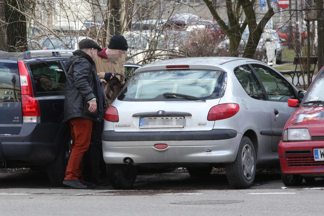 Zbyszek Zamachowski wynosi rzeczy z mieszkania Moniki Zbyszek Zamachowski wynosi rzeczy z mieszkania Moniki