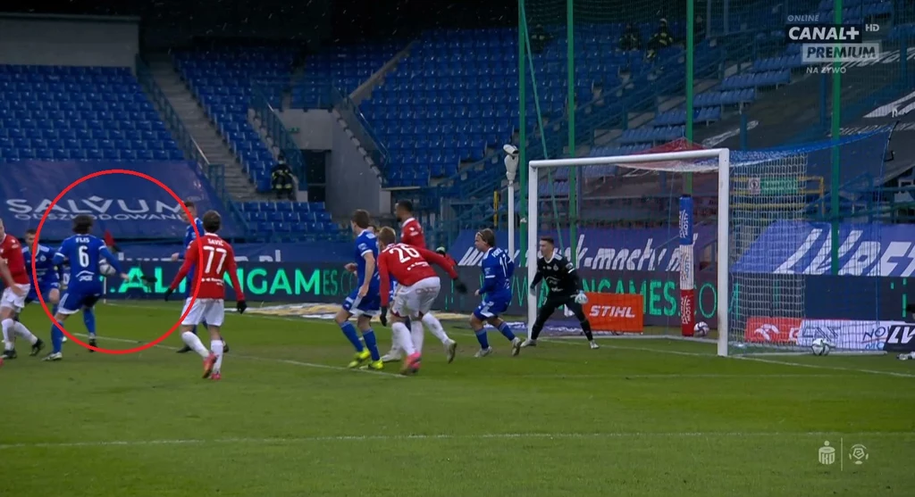 Moment zagrania piłki ręką (źródło: Canal+ Sport) Moment zagrania piłki ręką (źródło: Canal+ Sport)