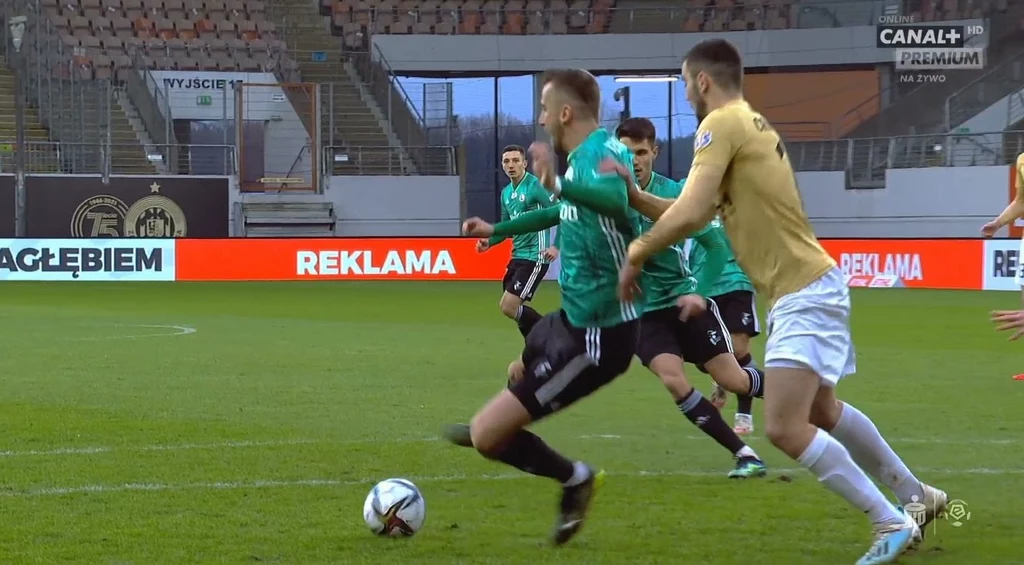 Moment faulu na zawodniku Legii (źródło: Canal+ Sport) Moment faulu na zawodniku Legii (źródło: Canal+ Sport)