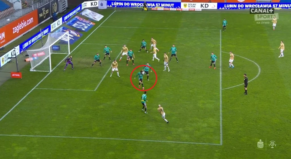 Moment zagrania ręką (źródło: Canal+ Sport) Moment zagrania ręką (źródło: Canal+ Sport)