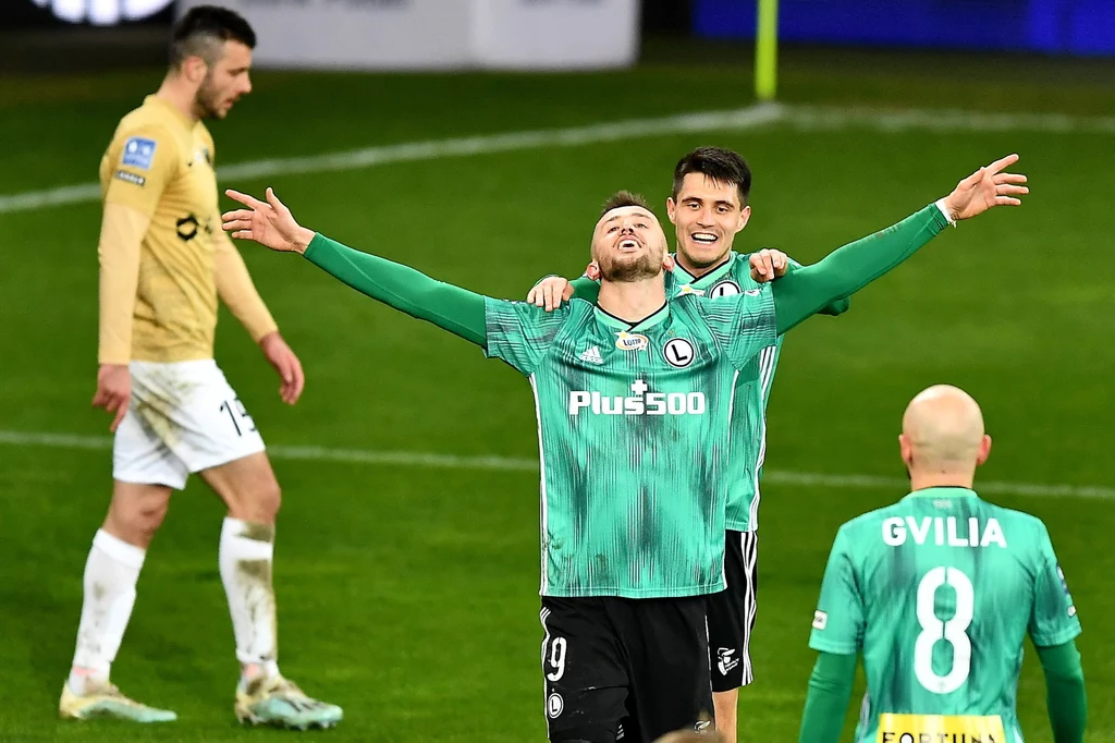 Tomasz Pekhart, razem z Bartoszem Kapustką (z tyłu), celebrują jednego z goli Tomasz Pekhart, razem z Bartoszem Kapustką (z tyłu), celebrują jednego z goli