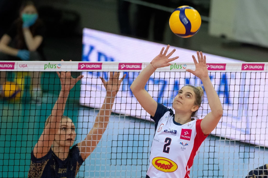 Siatkarka Grotu Budowlanych Łódź Julia Nowicka (z prawej) i Jovana Brakočević-Canzian z Grupy Azoty Chemika Police Siatkarka Grotu Budowlanych Łódź Julia Nowicka (z prawej) i Jovana Brakočević-Canzian z Grupy Azoty Chemika Police