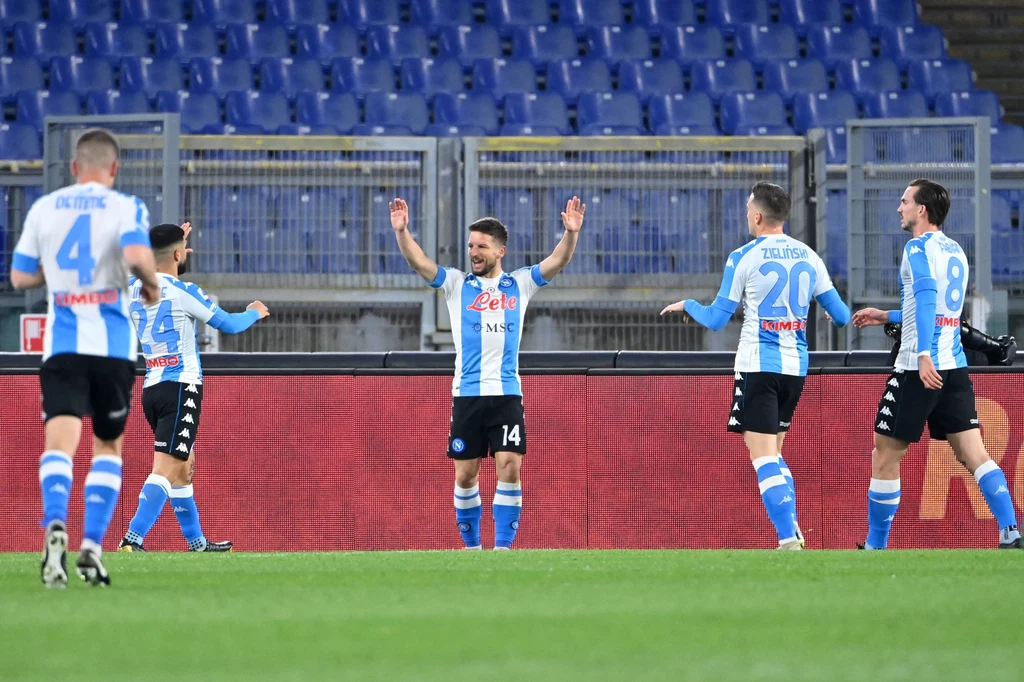 Radość piłkarzy Napoli. W środku Dries Mertens Radość piłkarzy Napoli. W środku Dries Mertens