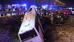 Akcja ratownicza na miejscu tragicznego wypadku autobusu na autostradzie A4 w miejscowości Kaszyce (woj. podkarpackie)