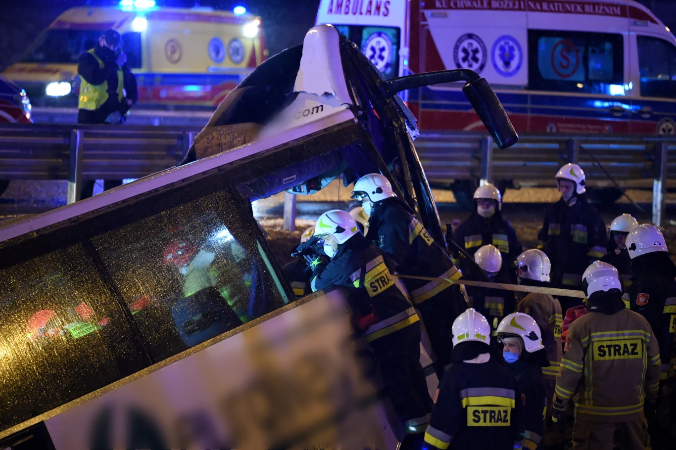 Dyżurny Punktu Informacji Drogowej GDDKiA poinformował, że autobus uderzył w bariery na końcu pasa zjazdowego na MOP Kaszyce, a następnie przewrócił się do rowu.