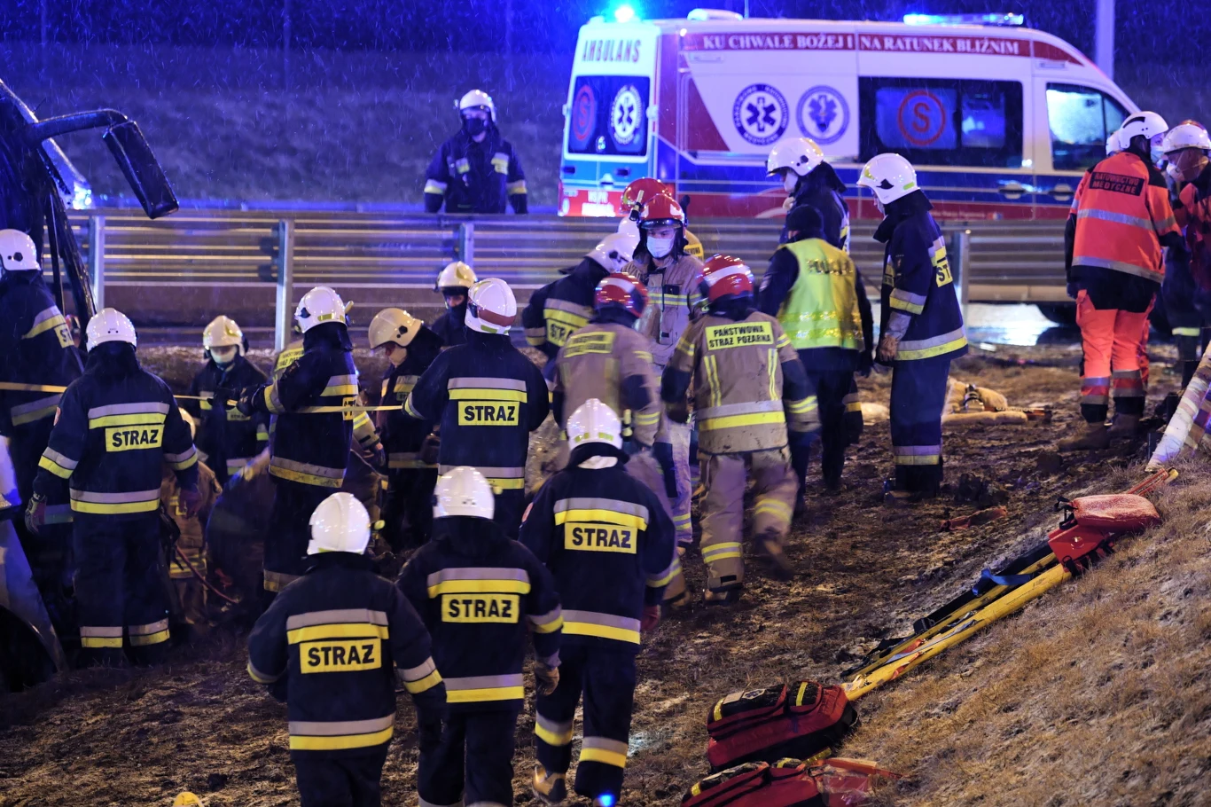 Na miejscu wypadku pracowało w sumie 19 jednostek straży pożarnej, z powiatów m.in. jarosławskiego, rzeszowskiego i mieleckiego.
