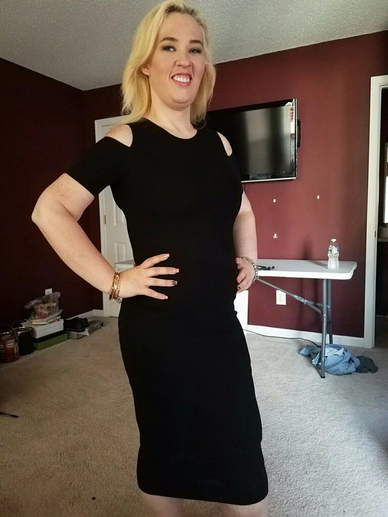 Mama June trzymała także ścisłą dietę i w dość krótkim czasie mogła pochwalić się zrzuceniem 130 kilogramów, co jest ogromną zmianą! Mama June trzymała także ścisłą dietę i w dość krótkim czasie mogła pochwalić się zrzuceniem 130 kilogramów, co jest ogromną zmianą!