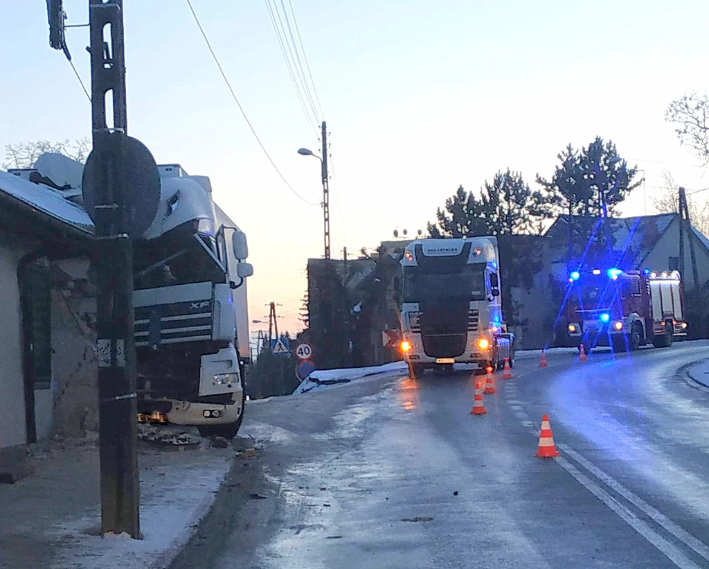 Budynek był niezamieszkały, a kierowcy nic się nie stało