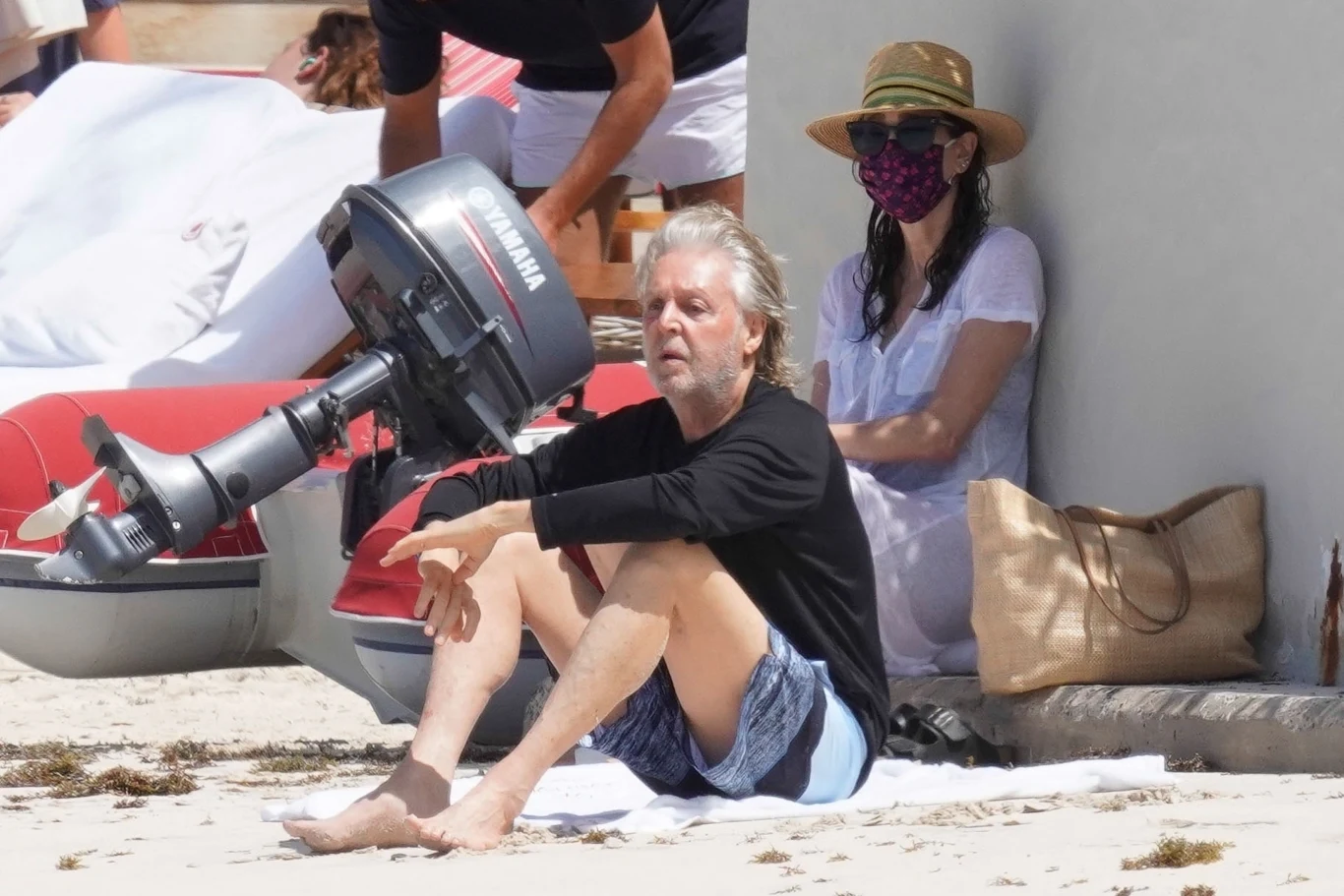 Autorką okładkowego zdjęcia na płytę "McCartney III Imagined" jest Mary McCartney, 51-letnia córka Paula i jego pierwszej żony, zmarłej w 1998 r. Lindy McCartney, która razem z Paulem występowała w jego zespole Wings. Mary McCartney ma na koncie cenione portrety Lindy McCartney, aktorów Ralpha Fiennesa i Juda Law, swojej młodszej siostry Stelli McCartney, a także sesji ówczesnego premiera Wielkiej Brytanii Tony'ego Blaira i jego żony Cherie Blair z ich nowo narodzonym synem Leo (2000 r.). W 2001 r. Mary wyprodukowała telewizyjny dokument "Wingspan" opowiadający o muzycznej drodze Paula McCartneya po rozpadzie The Beatles.