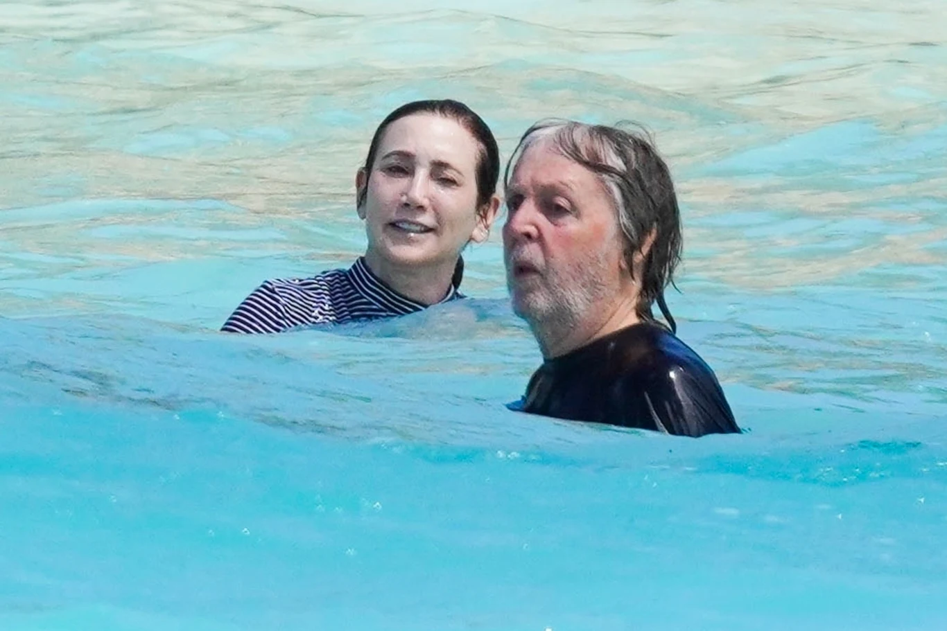 Paul McCartney i Nancy Shevell postanowili odpocząć na słonecznej wyspie St. Barts położonej na Karaibach. Terytorium zależne Francji (od 2012 r. na wniosek mieszkańców pozostające poza Unią Europejską) jest popularnym ośrodkiem turystycznym. Nancy Shevell jest trzecią żoną Paula McCartneya. Para zaczęła spotykać się w 2007 r., a cztery lata później zaręczyła się. W październiku 2011 r. Paul i Nancy wzięli ślub w Westminster Council House w Londynie (to tam odbył się pierwszy ślub McCartneya - z Lindą Eastman). Później para młoda odwiedziła synagogę ze względu na szacunek do żydowskich korzeni Shevell. Piosenka "My Valentine" z płyty "Kisses on the Bottom" poświęcona jest właśnie Nancy Shevell.