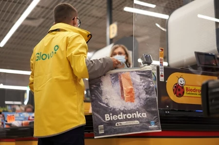 Dostawca Glovo w sklepie Biedronka.