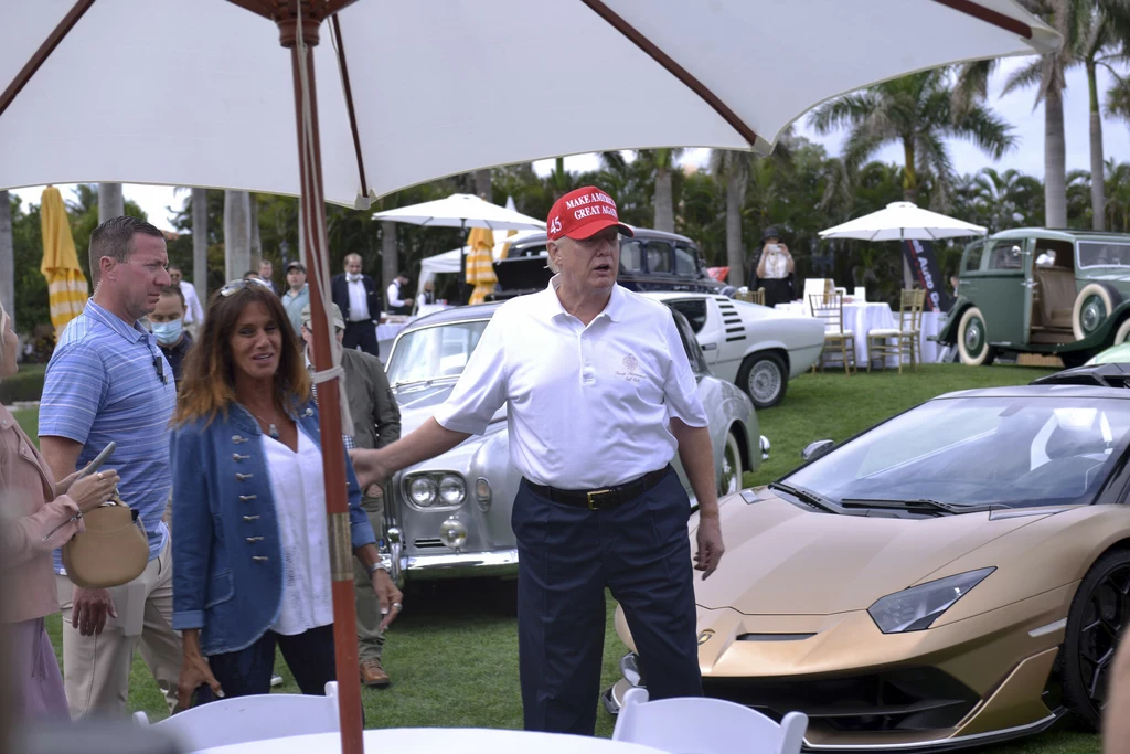 Donald Trump nie jest już co prawda prezydentem USA, ale wciąż jest jednym z najbardziej wpływowych ludzi na świecie. Mnóstwo osób liczy się z jego zdaniem. Donald Trump nie jest już co prawda prezydentem USA, ale wciąż jest jednym z najbardziej wpływowych ludzi na świecie. Mnóstwo osób liczy się z jego zdaniem.