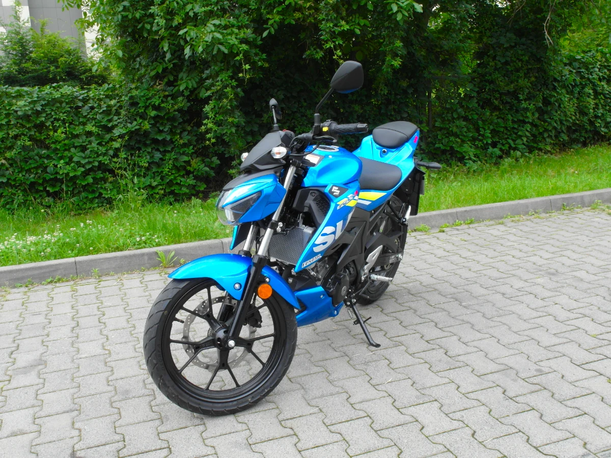 Suzuki GSX-S125 to jedna z tańszych propozycji renomowanych producentów. Kosztuje około 17 tysięcy złotych, a po sezonie będzie pewnie można trafić na jakieś ciekawe promocje. Konkurencja jest dużo droższa: Yamaha MT-125 to wydatek rzędu 21 tysięcy złotych.
