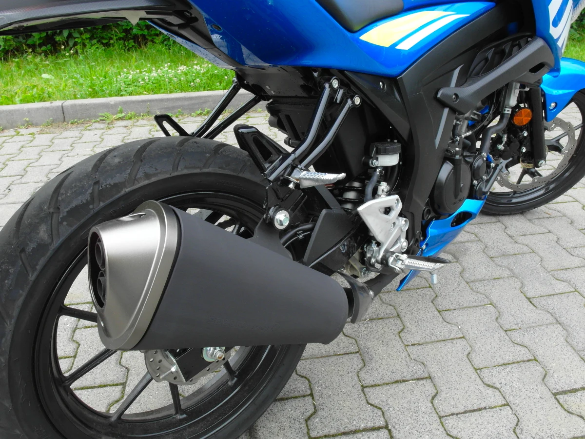 Seryjny wydech brzmi bardzo sportowo, ale przy tym jest ciągle komfortowy. Sąsiedzi nie będą narzekać, kiedy podjedziemy pod dom.