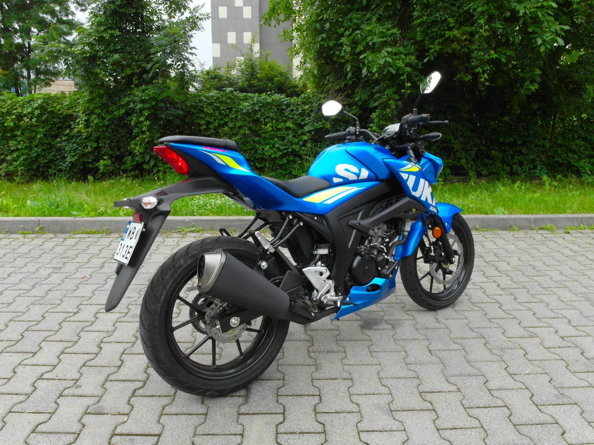 Najmniejszy naked w gamie Suzuki waży około 133 kilogramów. Tak niską masę docenimy kiedy przyjdzie nam manewrować motocyklem w garażu. Stadko 15 kucyków pozwala rozpędzić GSXa do prędkości około 120 km/h, choć dużo zależy również od gabarytów i masy kierowcy. Prosta zasada – duży driver jedzie wolniej.