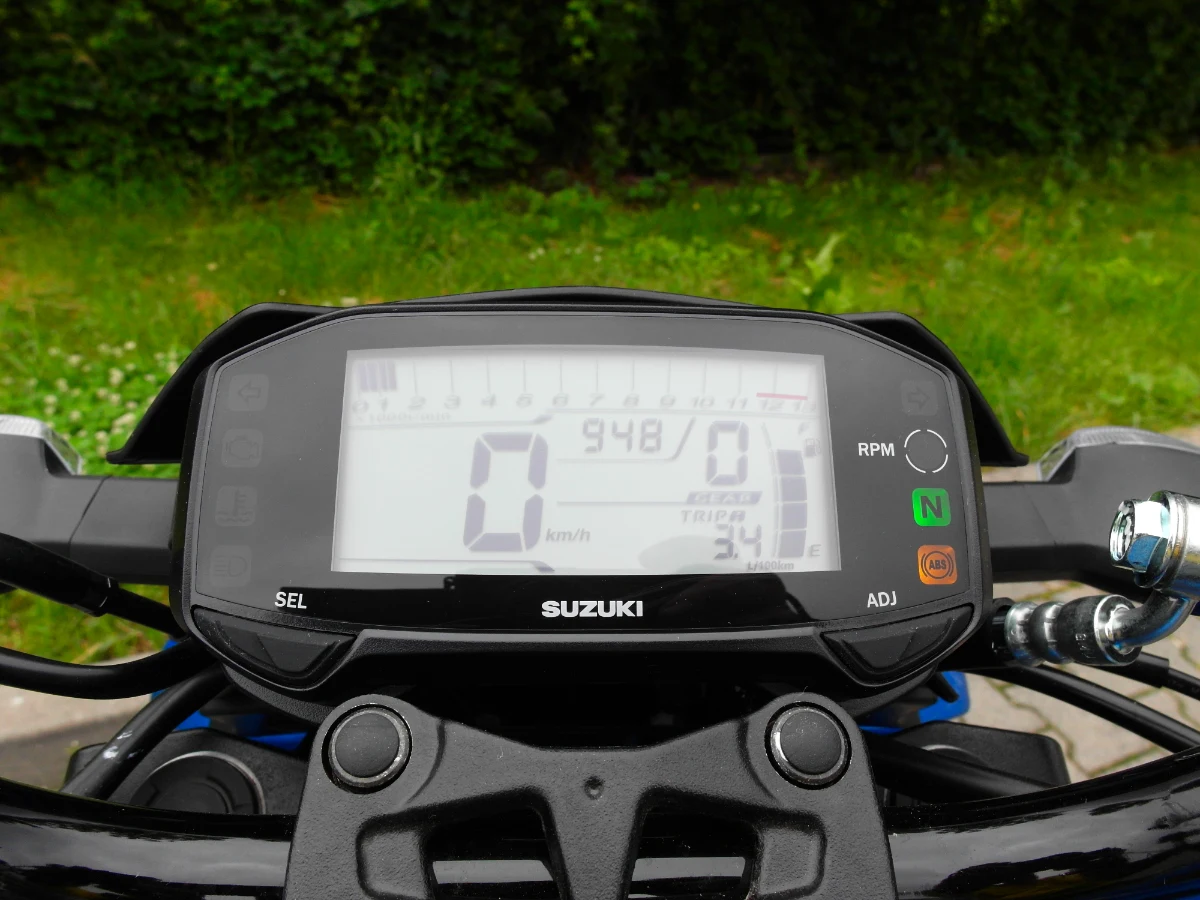 Kontrolka oznaczona literami RPM, tuż nad wskaźnikiem pozycji neutralnej skrzyni biegów, podpowiada kierowcy, kiedy należy przepiąć bieg na wyższy. Całkiem przydatny gadżet.