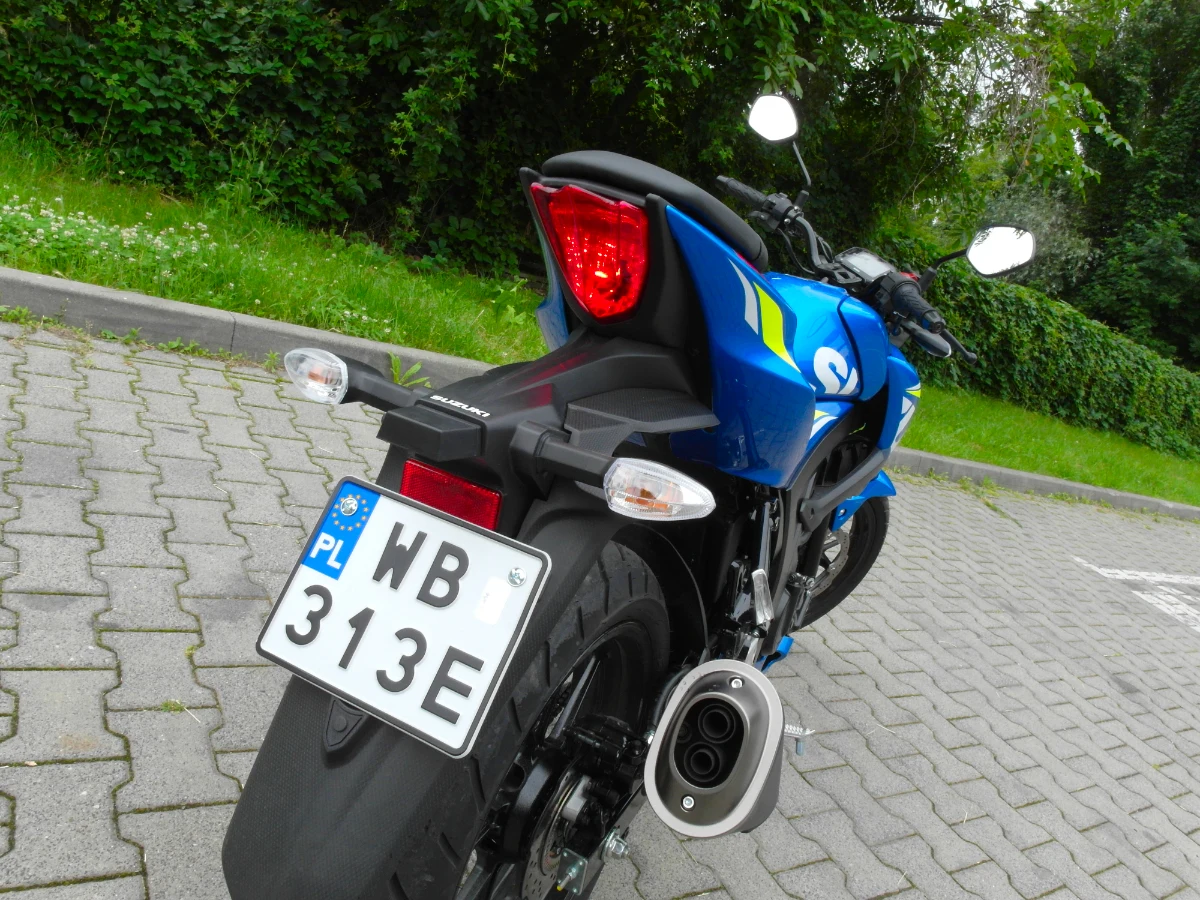 Zadziorny kuperek może się podobać. Koła obu osi wyposażono w 17-calowe ogumienie. Z przodu o szerokości 90, z tyły 130.