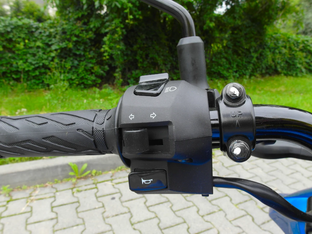 Z lewej strony zgrupowano centrum sterowania wszechświatem w GSXie.