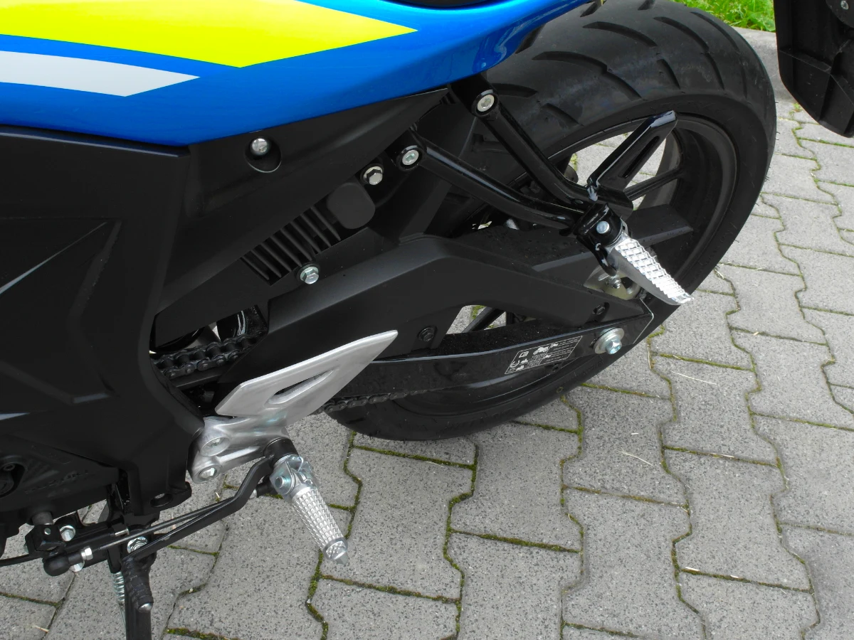 Wygodne sety dla kierowcy i pasażera. Skrzynia biegów ma sześć przełożeń, przy czym najwyższy bieg służy do ecodrivingu. 