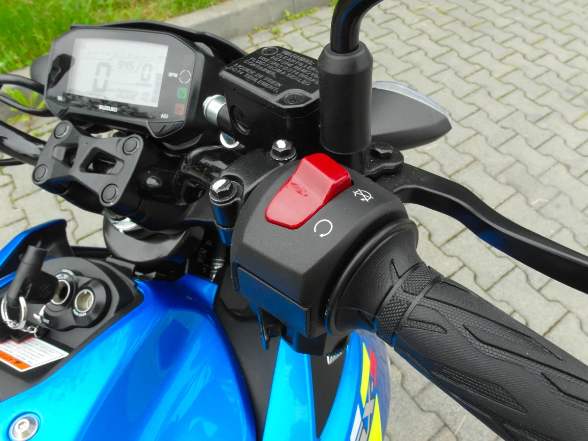 Pod prawym kciukiem znajdziemy wyłącznik zapłonu i przycisk startera. Manetka gazu chodzi lekko i precyzyjnie. Aż chce się ją odkręcać 