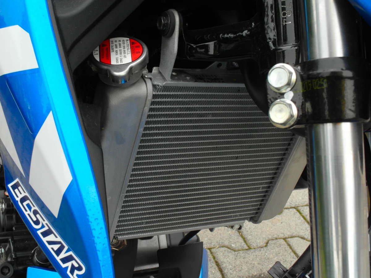 Pod zgrabnymi owiewkami rodem z Moto GP kryje się chłodnica silnika. Średnice goleni przednich amortyzatorów wynoszą 31 milimetrów. Przy tylnym kole pracuje jeden, centralny amortyzator.