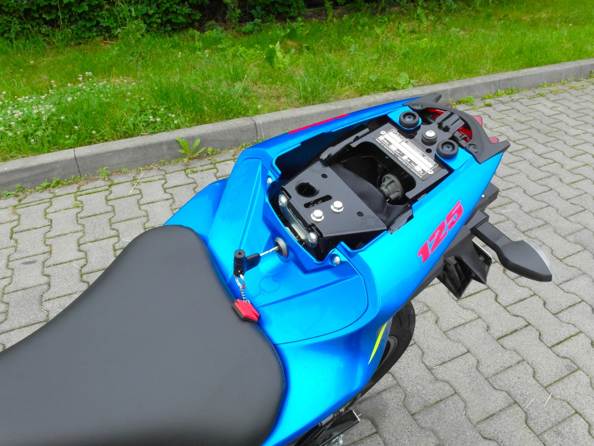 Pod niewielką tylną częścią kanapy kryje się równie niewielki schowek. Mimo zamykania na klucz nie polecamy pozostawiania w nim jakichkolwiek cennych przedmiotów.