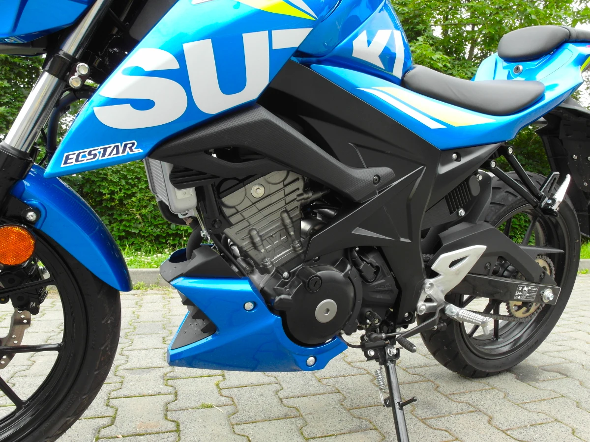 Jednocylindrowa 125-ka generuje 15 koni mechanicznych, a więc pełną moc dopuszczoną przepisami dla posiadaczy prawa jazdy kategorii B. W górnych zakresach obrotów dobrze czuć sportowy rodowód modelu. W codziennej eksploatacji brakuje nieco dołu.