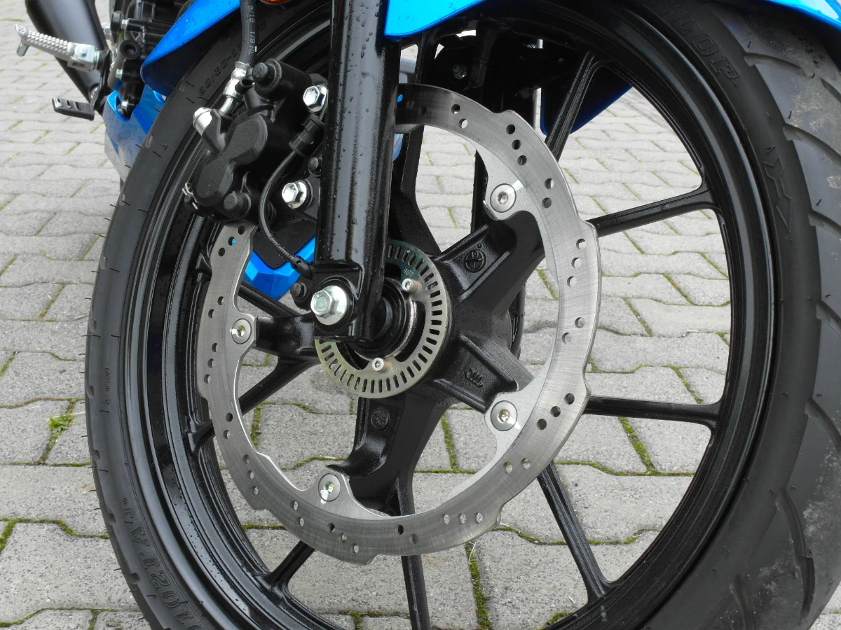 Na obu kołach znajdziemy tarczowe hamulce. Z przodu mamy tarczę o średnicy 290 mm i dwutłoczkowy pływający zacisk. W sytuacjach awaryjnych kierowca może liczyć na seryjny ABS. U czołowych producentów ten układ to norma. U tych budżetowych częściej znajdziemy budżetowy CBS.