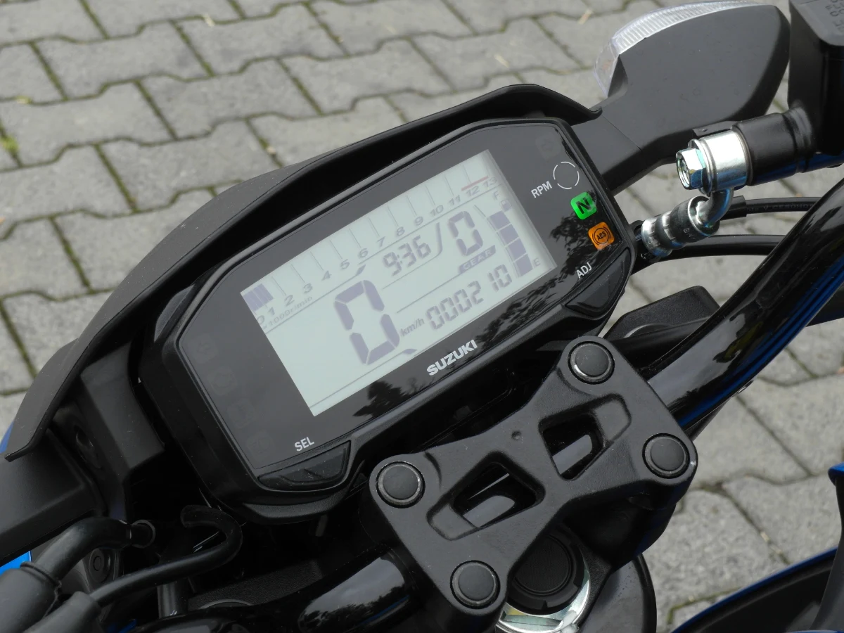 Skromnie i bez fajerwerków. Wyświetlacz przekazuje podstawowe informacje, w tym aktualnie zapięty bieg. Szkoda, że zabrakło w nim wskazań temperatury powietrza.