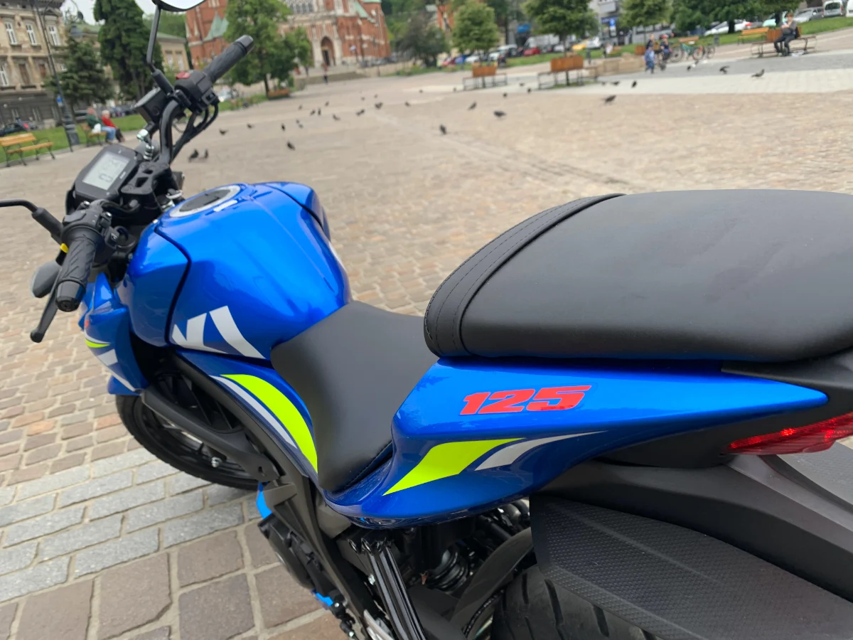 Z tej perspektywy Suzuki GSX-S125 prezentuje się bardzo mocarnie. Dobrze wyprofilowany zbiornik paliwa daje solidne podparcie dla kolan jeźdźcy, a całości dopełnia kultowy już lakier mettalic triton blue. Na dłuższych przelotach siedzisko okazuje się nieco za twarde. Ale może „sportowcy” tak mają? 