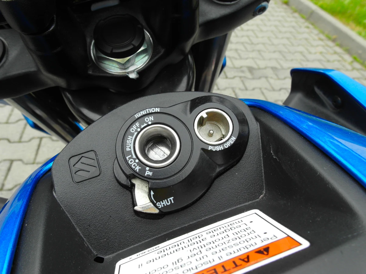 Stacyjka posiada blokadę przed amatorami cudzej własności i wszelkimi dowcipnisiami, chcącymi zepsuć dobry humor właściciela GSXa.